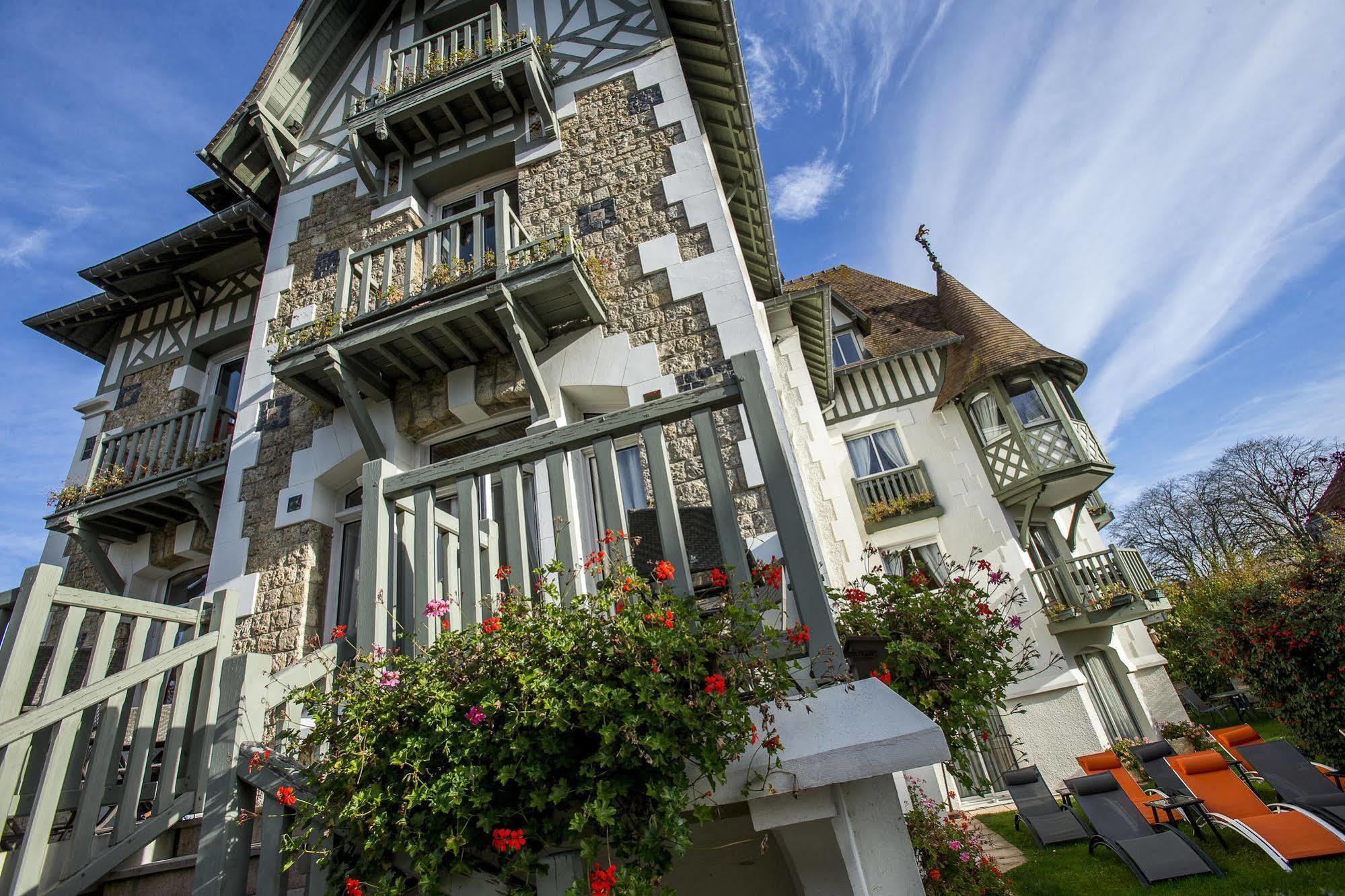 Villa Augeval Hotel De Charme & Spa Довиль Экстерьер фото